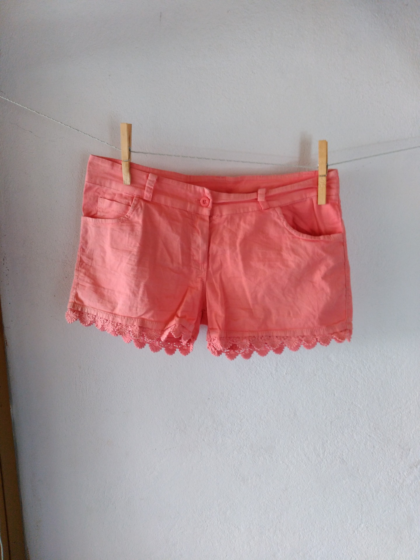 Ref. 003162016. Pantalón Corto Color Salmón de Niña. Talla: L